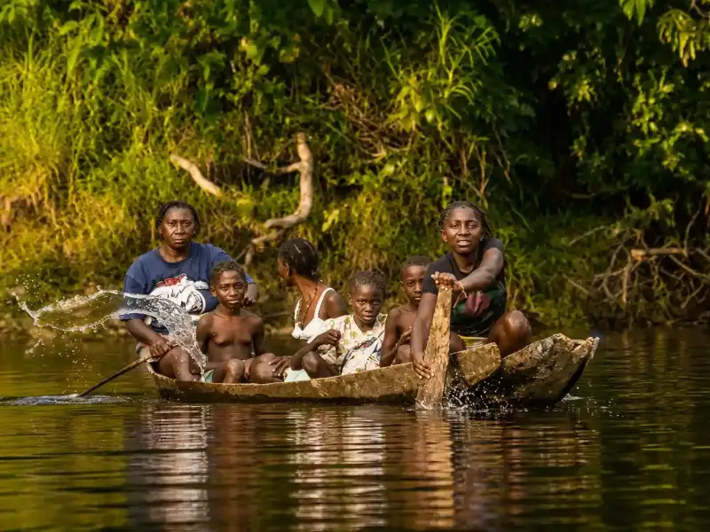 Lokale bewoners op de Boven-Surinamerivier