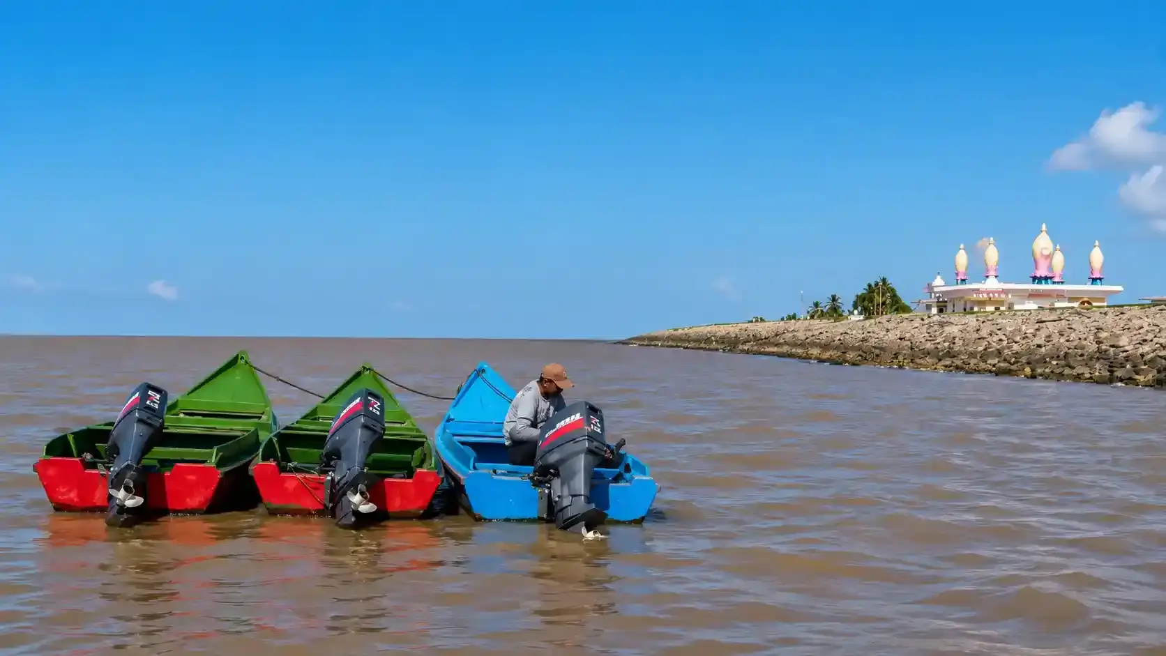 Kleurrijke boten bij Nickerie