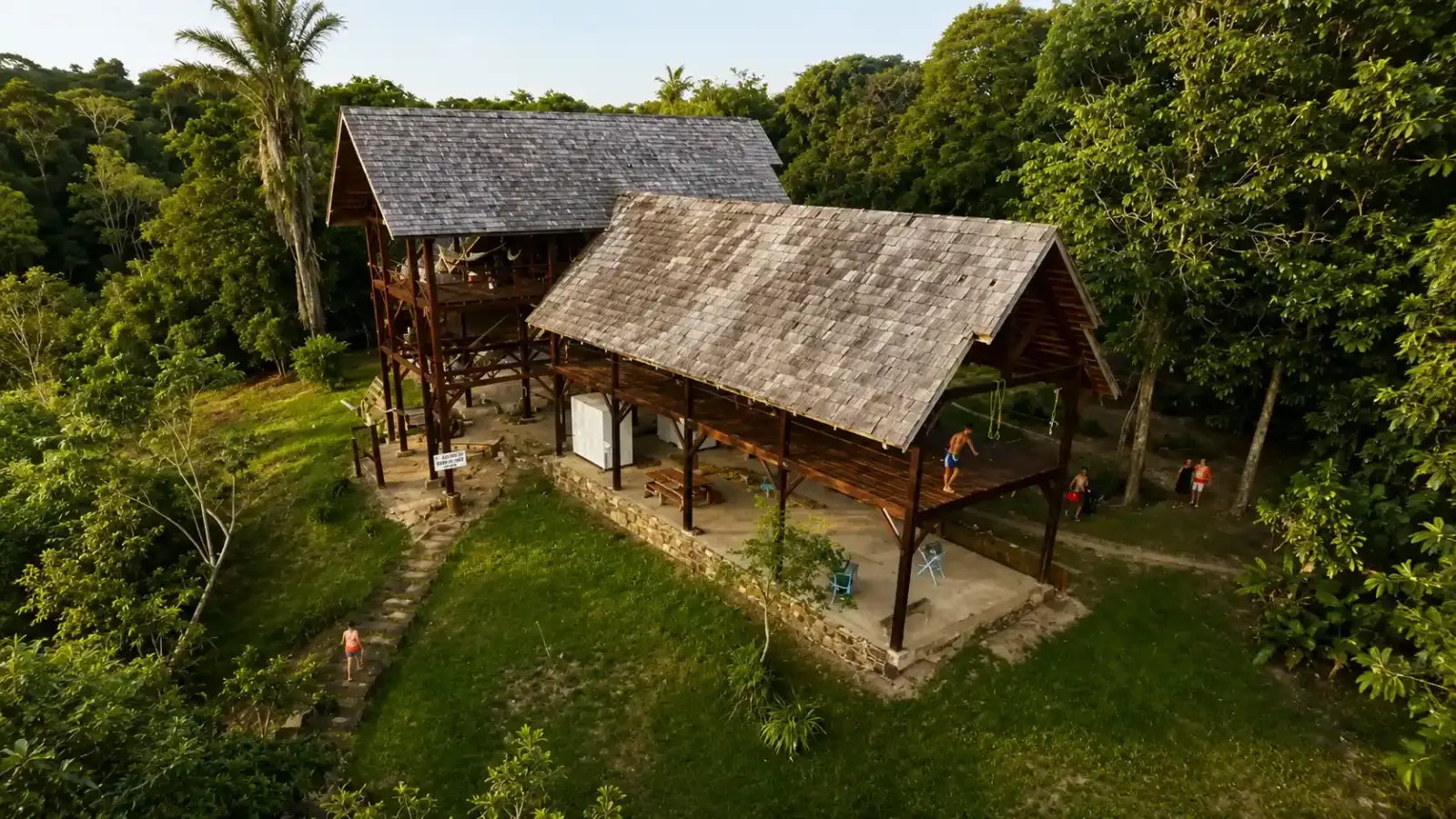Houten eco-lodge in de jungle